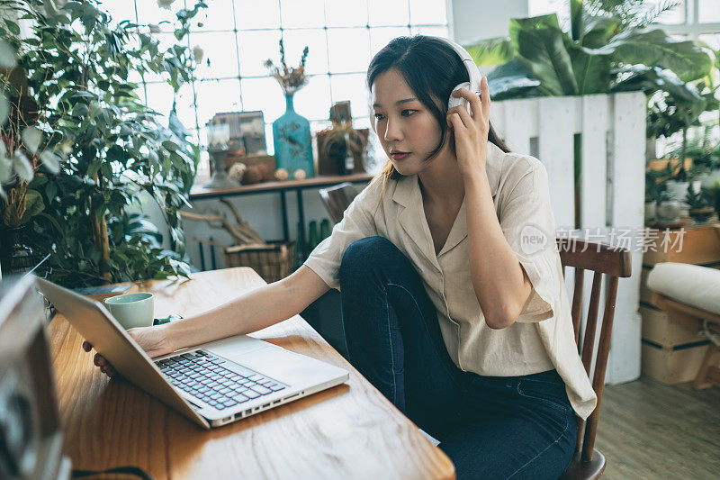 在家里工作的亚洲妇女