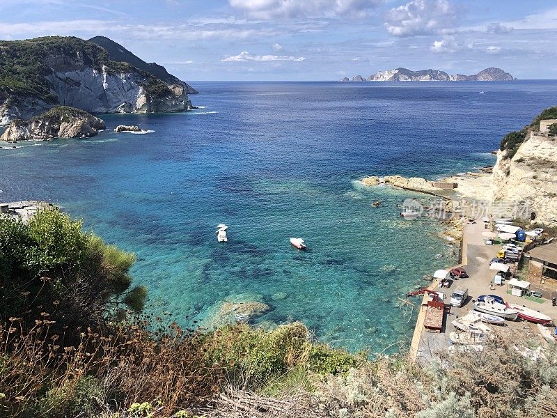 从意大利的庞萨岛俯瞰地中海的全景