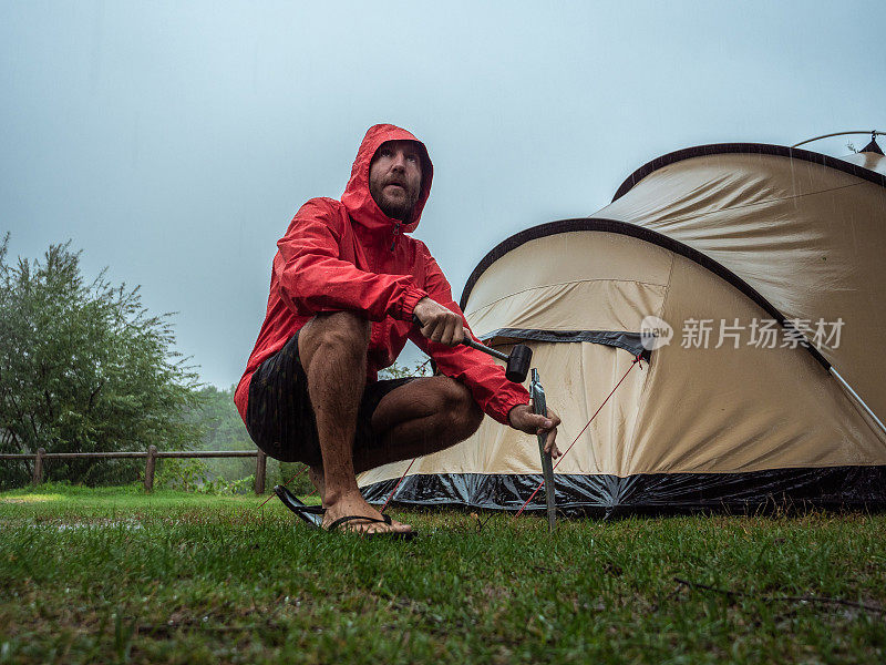 一名男子在露营时遭遇暴风雨