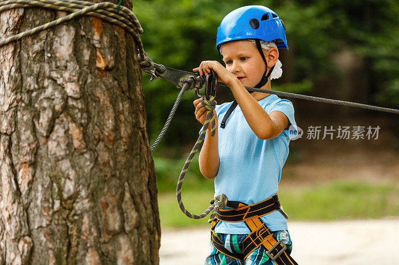 活跃的儿童娱乐。攀爬绳索公园