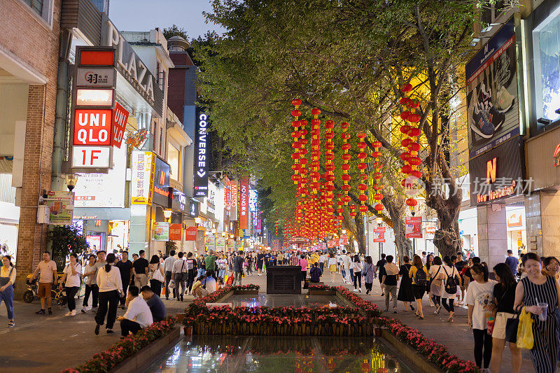 北京路。广州的商业街。这条街上到处都是商店和购物中心。人们在晚上散步。