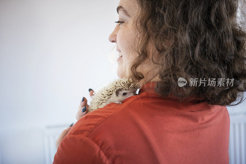 女人抱着她的宠物刺猬