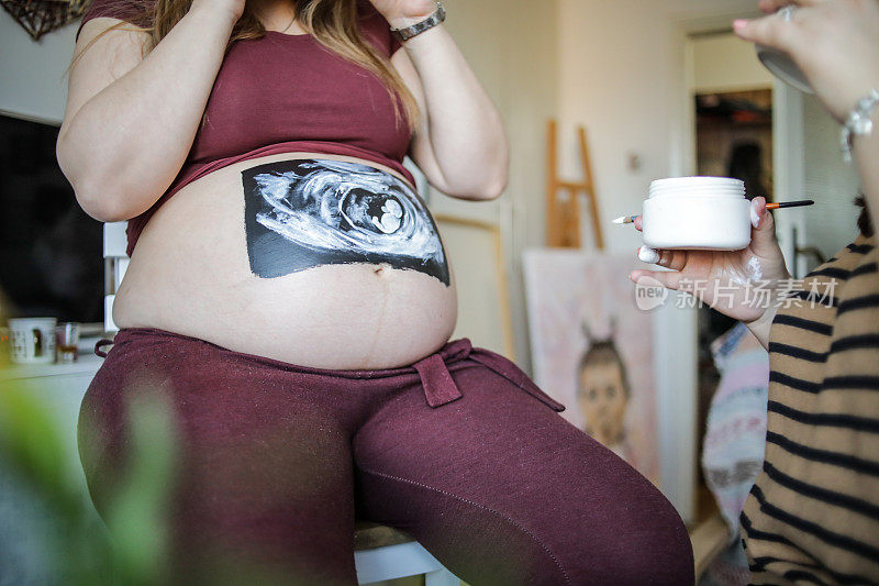 怀了个大肚子。孕妇肚子上的艺术作品-在孕妇的肚子上画画