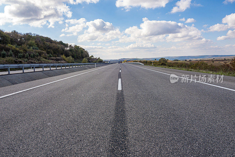 高速公路上空白的目的地标志