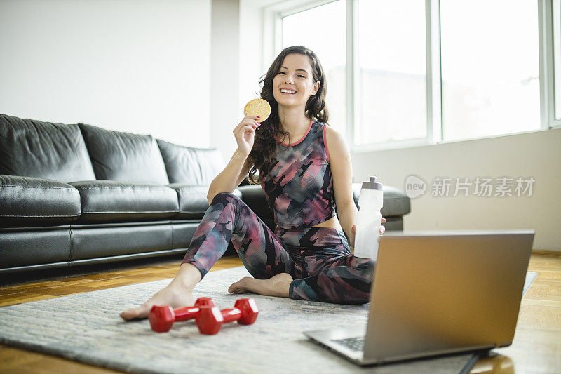 健康理念，妇女在家锻炼后吃米饼和喝水