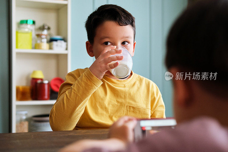 可爱的孩子喝牛奶健康骨骼