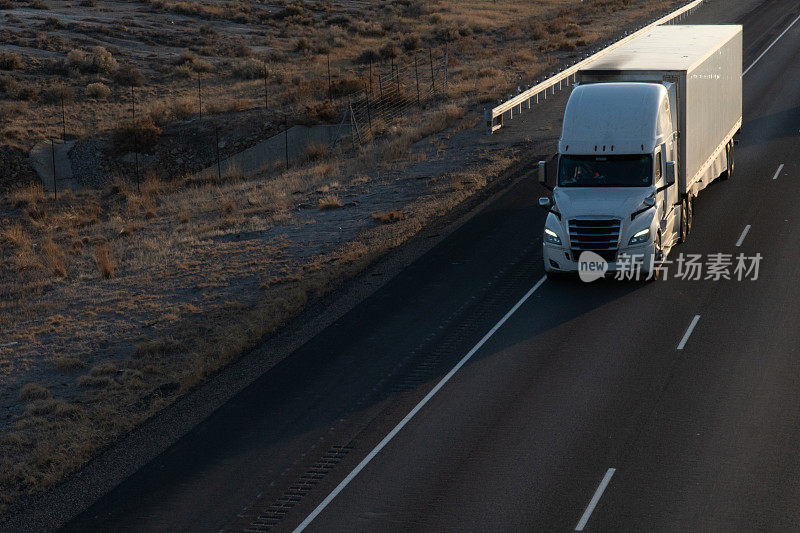 双向高速公路上的长途半挂卡车