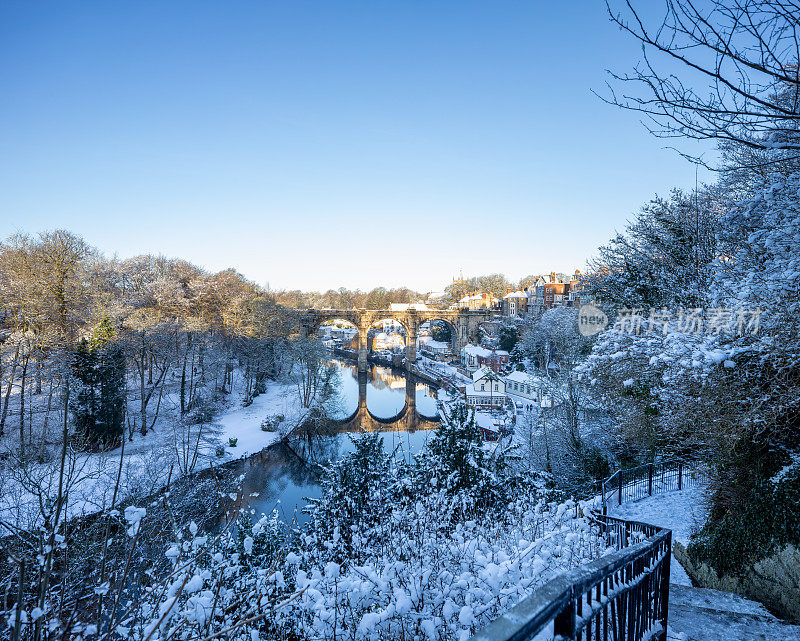 英国约克郡北部的Nidd河和铁路高架桥上的冬季雪景