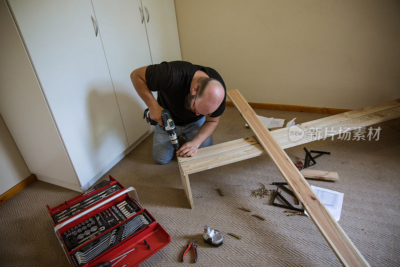 男人忙着自己动手做木工