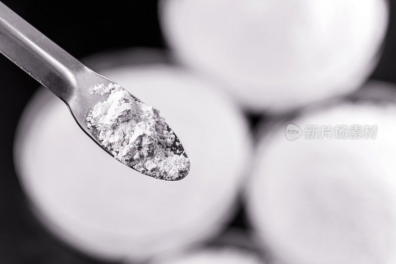 硅酸锆(ZrSiO4)是一种含有石英的氧化锆，用于搪瓷的浑浊剂。