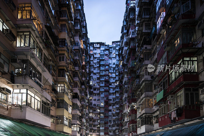 日落时香港鲗鱼涌巨怪大厦的正面。