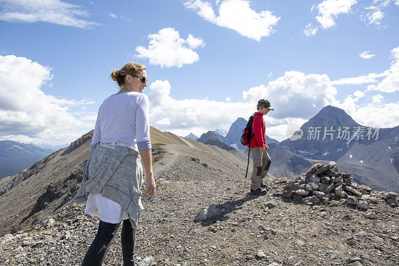 清晨，母子俩沿着阳光明媚的山脊徒步旅行