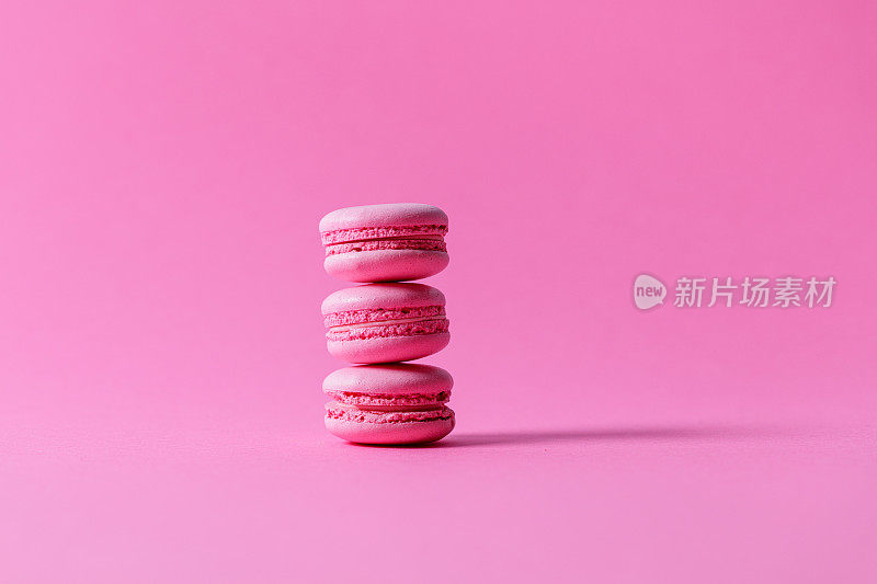粉红色的杏仁饼干，粉红色的馅，粉红色的背景