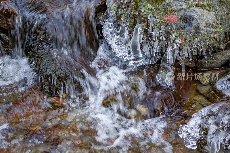 带有冰柱的小山溪