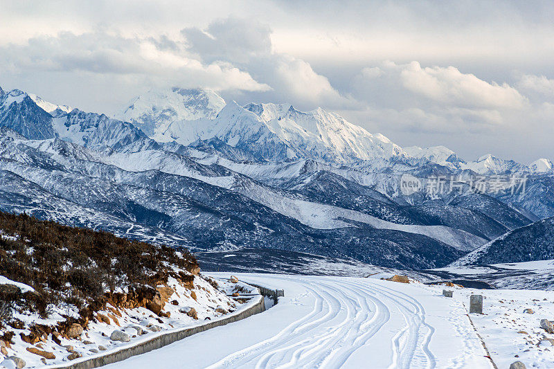 中国康定，通往贡嘎山的路上覆盖着积雪