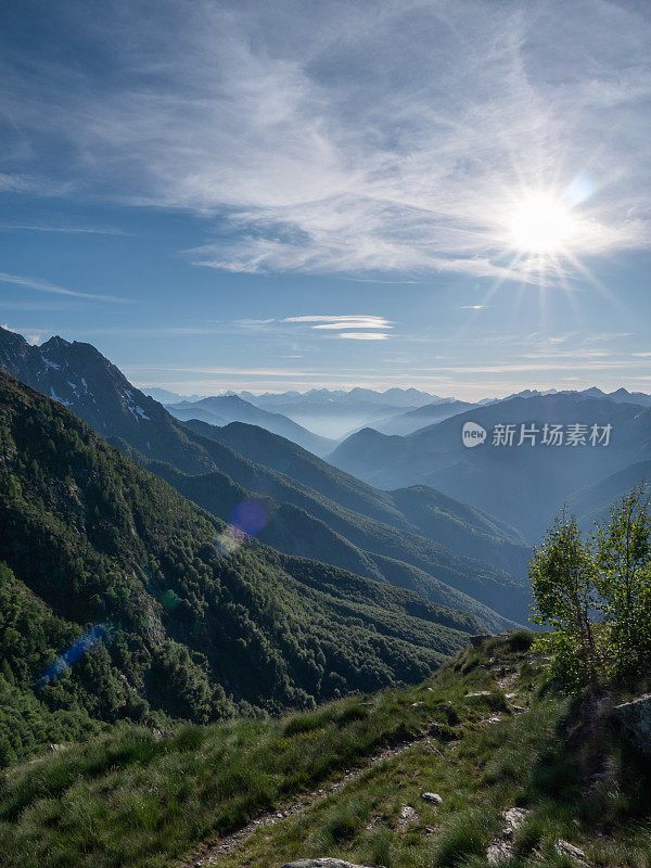 日出时瑞士阿尔卑斯山的一层层山脉