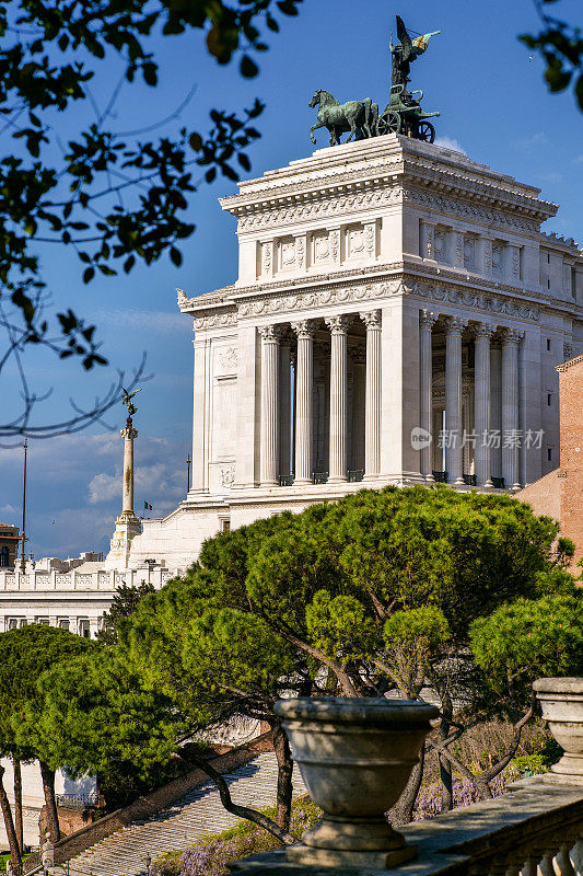 从罗马中心的卡比托利山上俯瞰意大利圣坛的暗示性画面