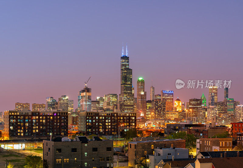 芝加哥天际线从皮尔森黄昏
