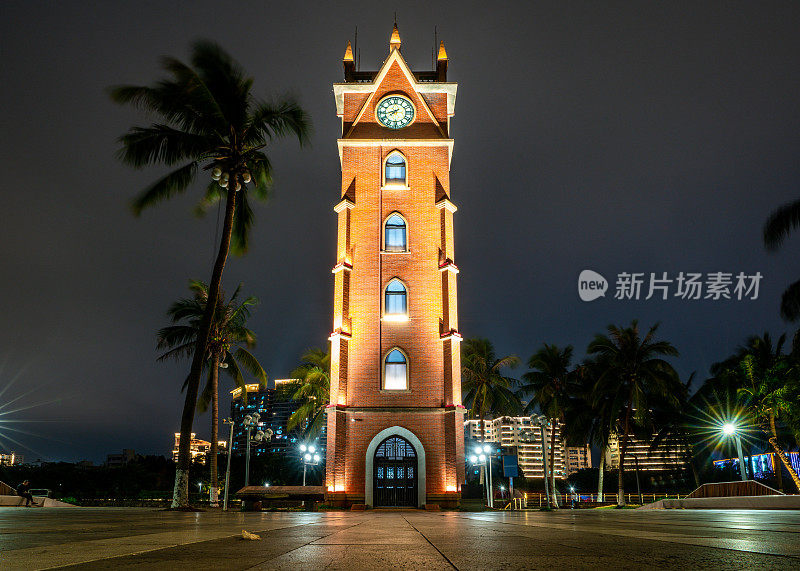 美丽的风景海口钟楼在晚上照亮中国海南海口