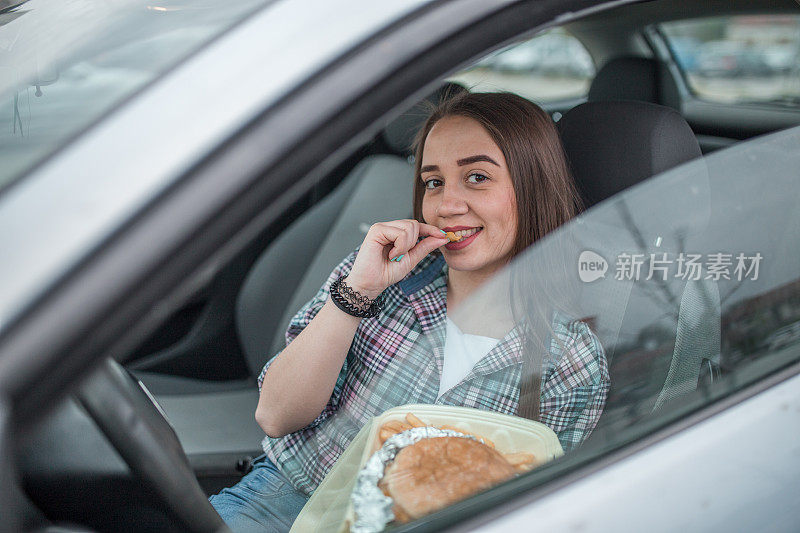 微笑的女人喜欢在午餐休息时间吃汉堡包