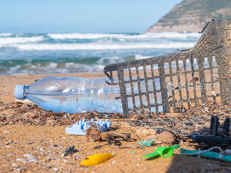 海滩上的垃圾塑料和微塑料