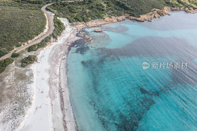 海岸线和公路的无人机视图