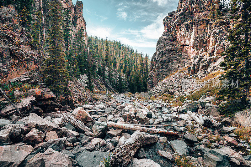 科罗拉多州一条河的岩石河床