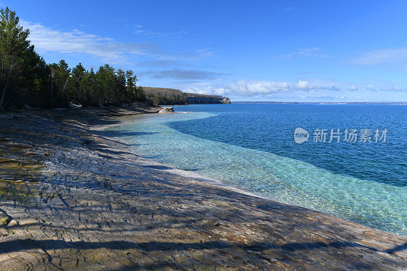 色彩斑斓的苏必利尔湖，美国密歇根州