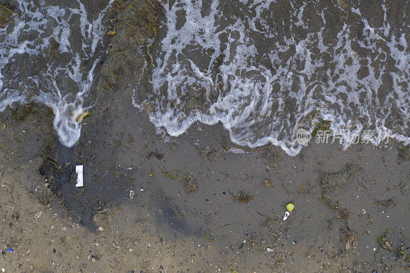 海洋污染和垃圾袭击海滩