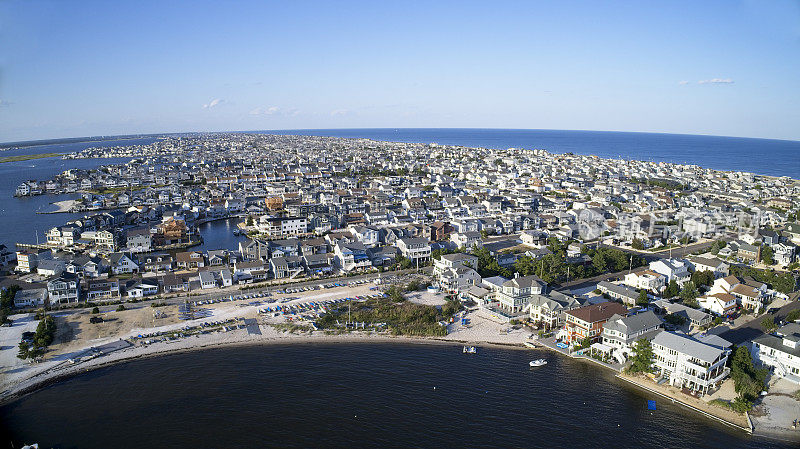 夏季新泽西海岸堰洲岛的海湾和北部的鸟瞰图