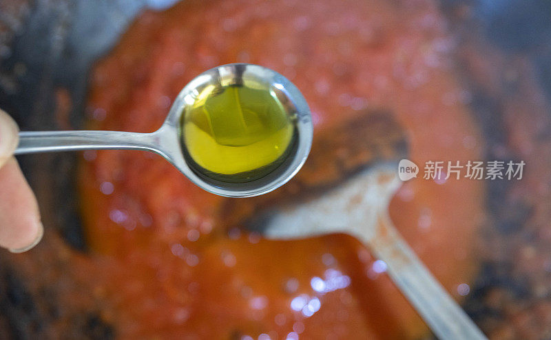 制作番茄酱:在平底锅中加入橄榄油