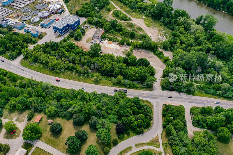 空中格兰河和城市景观在高尔特，剑桥，加拿大安大略省