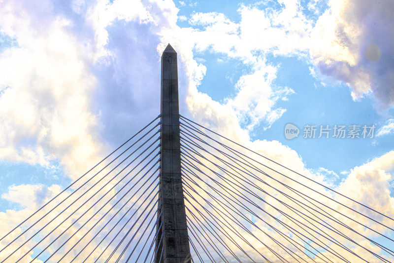 波士顿——仰望伦纳德·p·扎基姆-邦克山纪念桥
