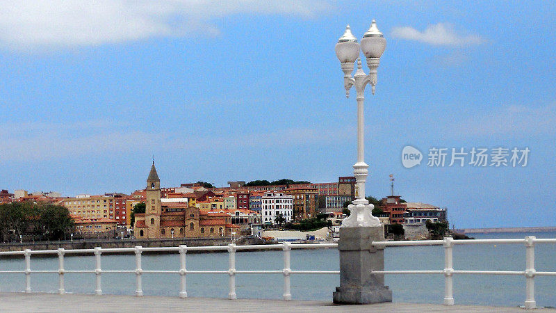 Gijón，西班牙圣洛伦佐海滨长廊的圣彼得教堂和城市景观