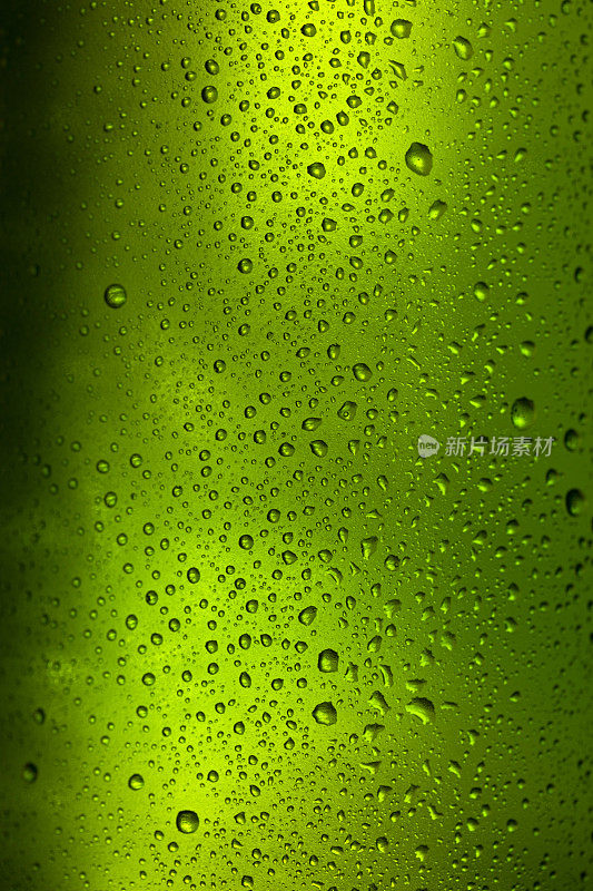 冰冷绿瓶盖着冰和水滴-凝结。用于饮料饮料产品设计模型的毛坯。