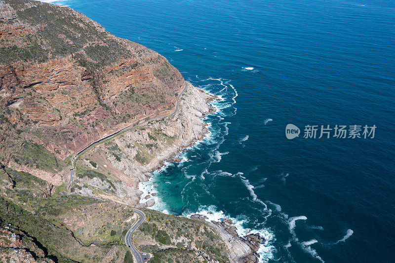 俯瞰海岸线附近的道路