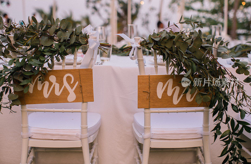 为新婚夫妇准备的婚宴椅，上面有新娘和新郎的措词。