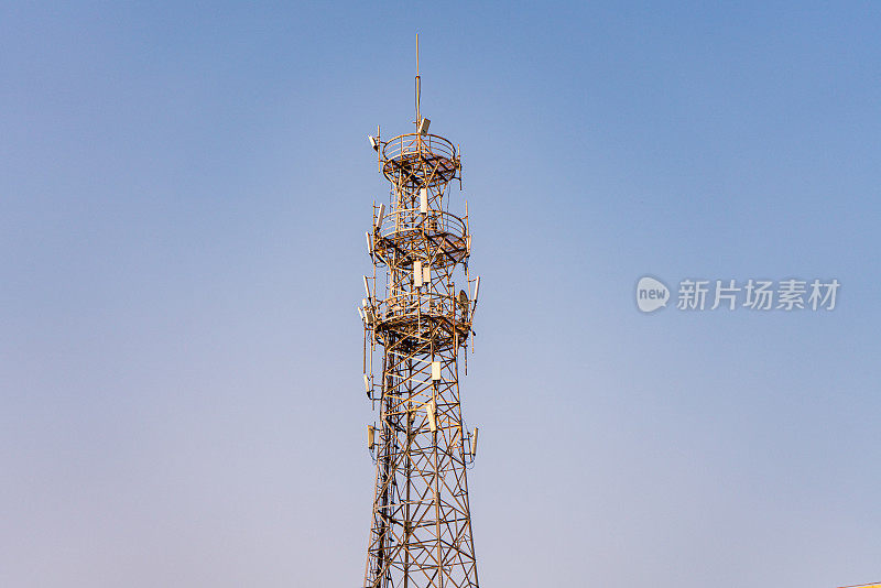 蓝天下的大型5G信号塔