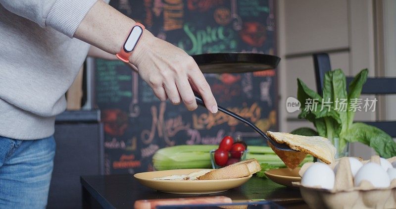 一位女士正在为两个人准备素食早餐。她没有使用任何塑料包装或器皿