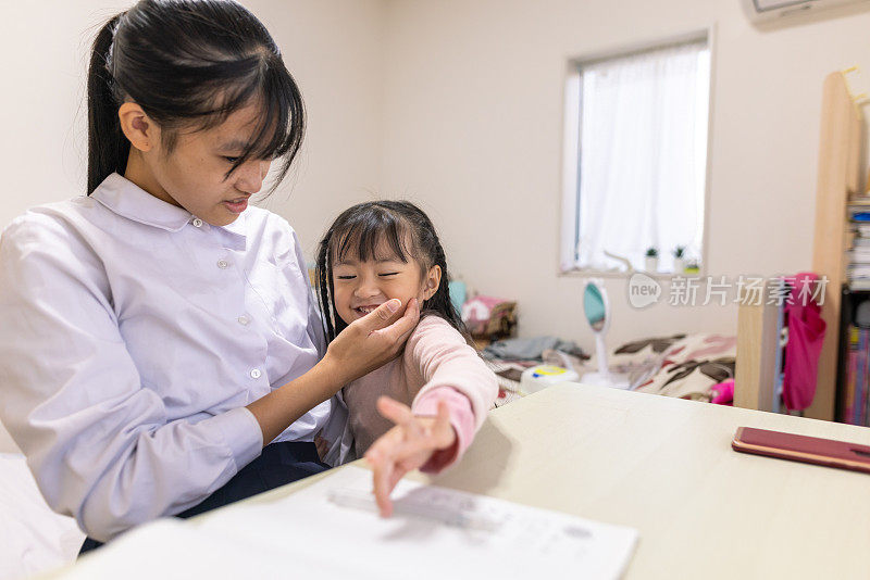 初中生在家学习，小妹妹想一起玩