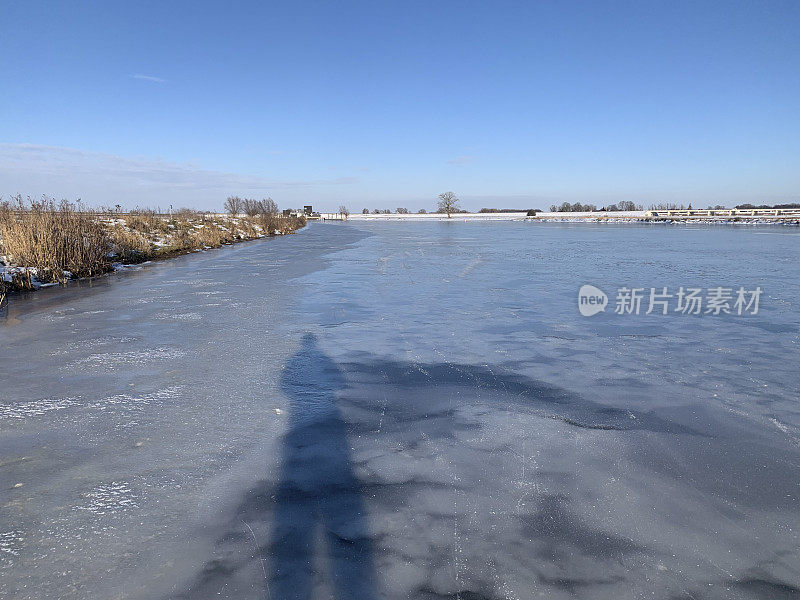 在一个美丽的冬日，在荷兰的湖面上滑冰