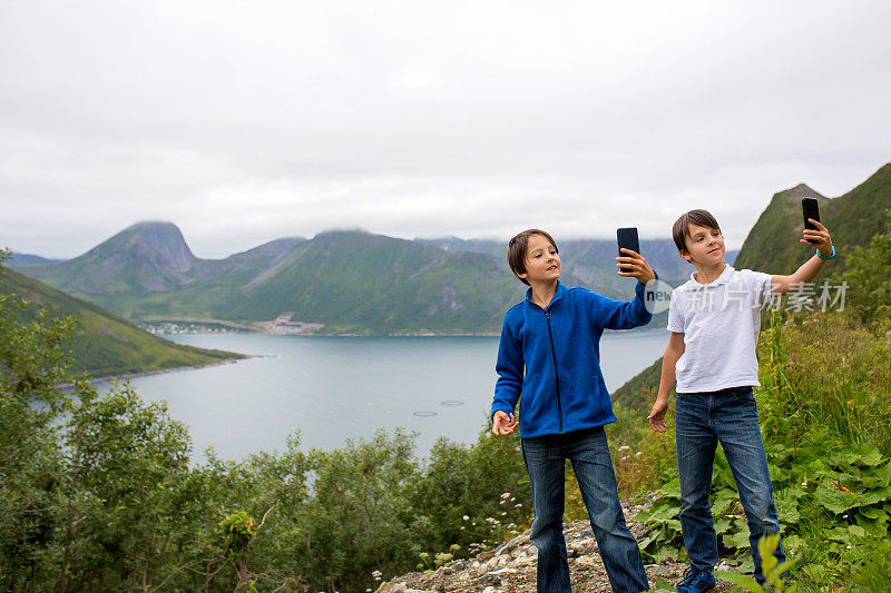 一家人，在从罗浮敦到Senja岛的途中，在令人惊叹的挪威自然风光上拍照