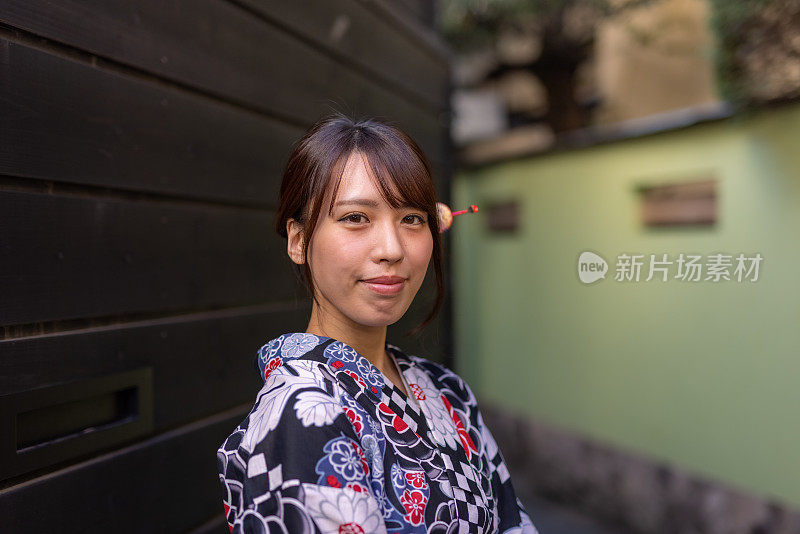 日本妇女的肖像站在狭窄的人行道上