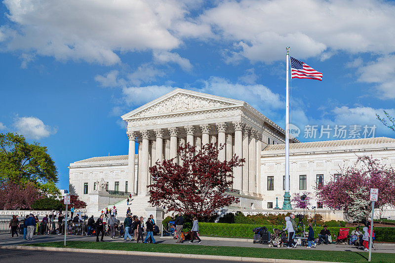 美国最高法院大楼与活动家，媒体和观光游客在法院前，华盛顿特区，美国。