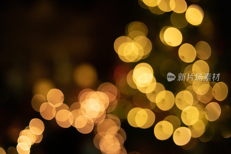 模糊了节日的黄色，橙色的圣诞灯与散景