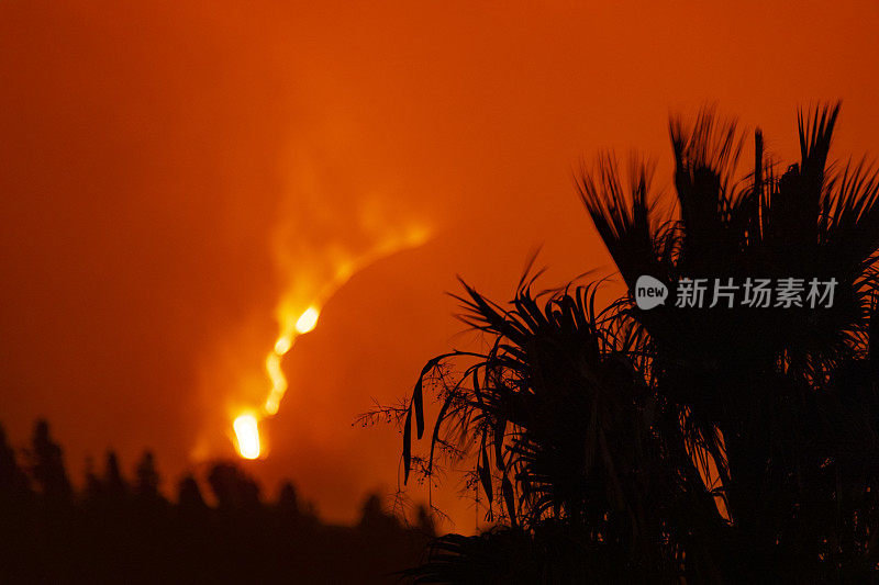 康伯利维亚火山爆发。火山锥和火山炸弹在晨曦中爆炸。