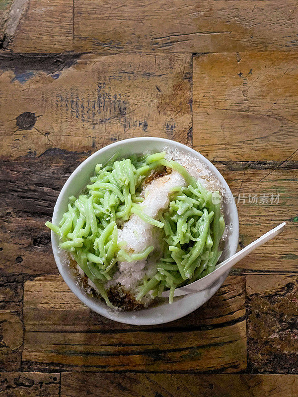 碗里的Cendol。绿米粉冻甜点