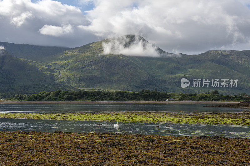 在苏格兰格伦科的布里，从林河湖岸边飘过阿古尔半岛的山脉的低云。