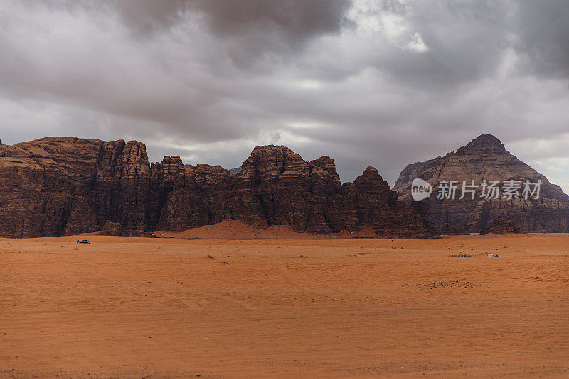 欣赏火星瓦迪拉姆沙漠的风景