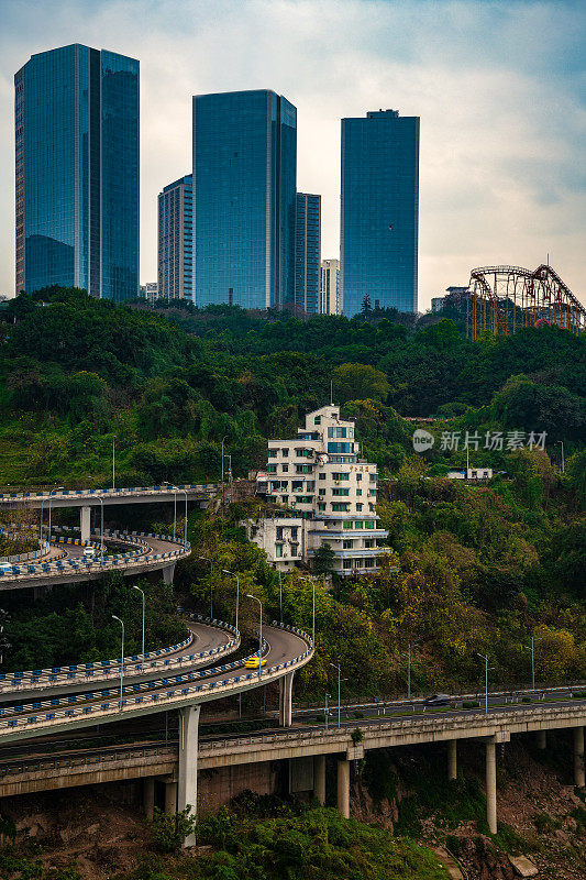 重庆滨江城市阴天的现代建筑和立交桥